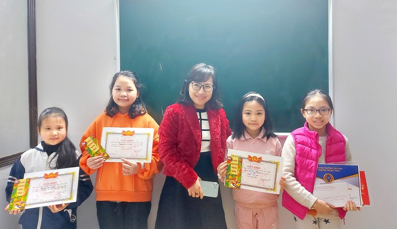 Cô Quách Thị Phương Thanh trao thưởng học kỳ 1 cho từng nhóm nhỏ học sinh, giúp các em dịu đi nỗi nhớ bảng đen phấn trắng. 