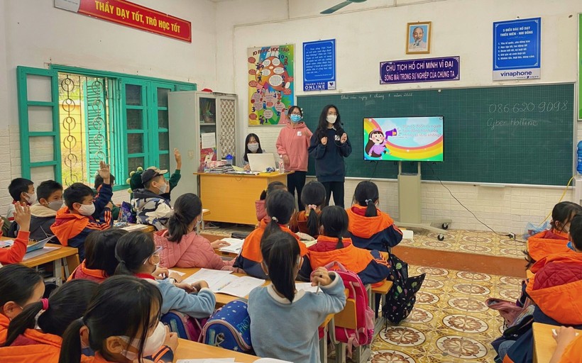 Lớp học CyberSchool về an toàn trên không gian mạng, tại Trường Tiểu học Mai Pha, thành phố Lạng Sơn, Lạng Sơn. 