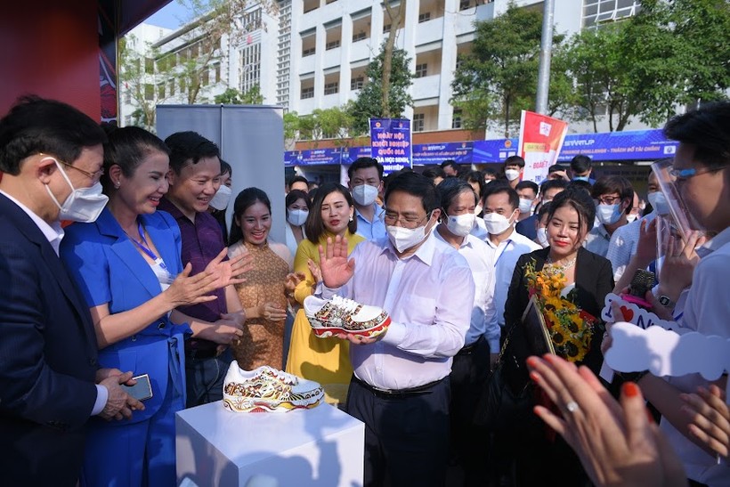 Thủ tướng Phạm Minh Chính và các đại biểu thăm các gian trưng bày tại Ngày hội khởi nghiệp quốc gia của học sinh, sinh viên lần thứ IV.