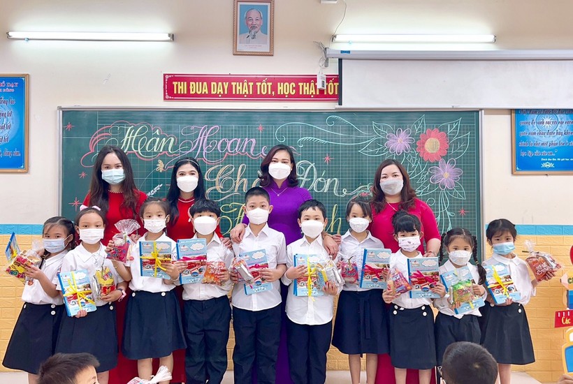 Học sinh lớp 1, Trường Tiểu học Vũ Xuân Thiều (quận Long Biên) nhận quà tặng từ Ban Giám hiệu.
