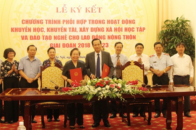 Đại diện lãnh đạo Hội Khuyến học Việt Nam và Bộ Lao động, Thương binh và Xã hội tại lễ ký kết.