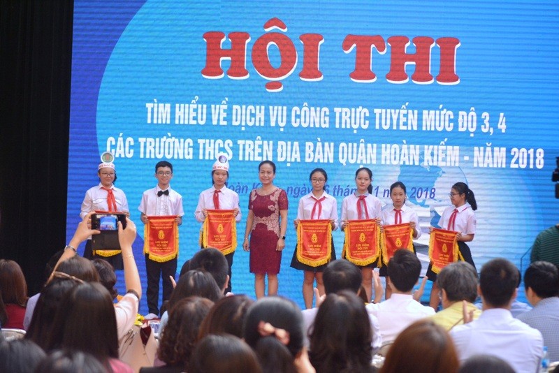 Bà Vương Hương Giang - Trưởng phòng GD&ĐT quận Hoàn Kiếm  trao cờ lưu niệm cho  các đội thi