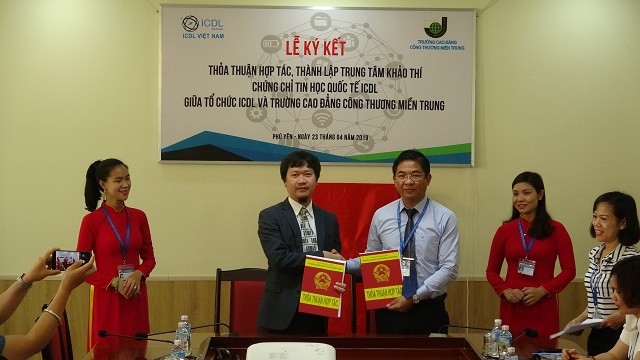 Đại diện Tổ chức GD ICDL và Trường CĐ Công thương miền Trung trao bản ký kết