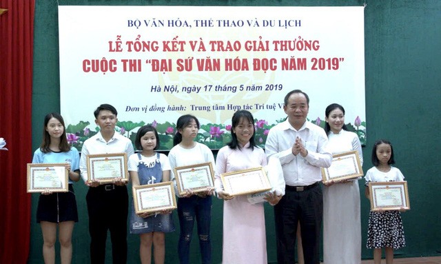 Thứ trưởng Lê Khánh Hải trao giải và chúc mừng các Đại sứ văn hóa đọc