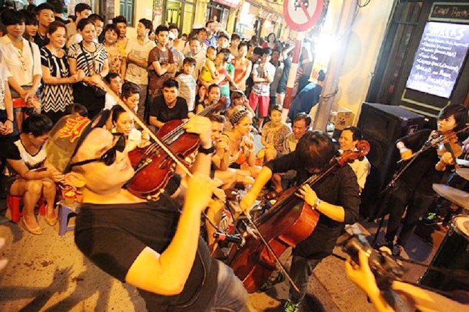 Dàn nhạc Maius Philharmonic biểu diễn ngoài phố Hà Nội