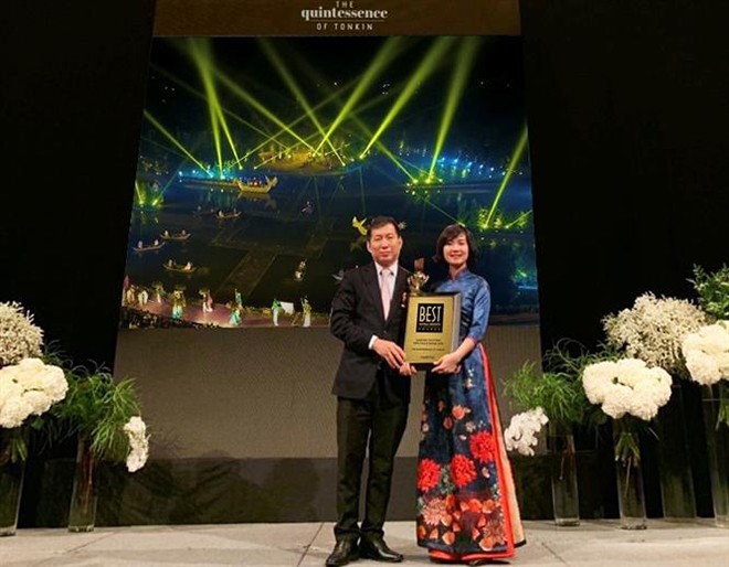 Đại diện Tập đoàn Tuần Châu nhận giải thưởng của BTC Best Hotels & Resorts Awards 2019.

