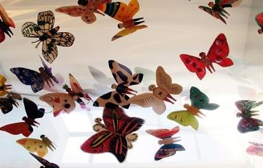 Triển lãm “Hóa thành bươm bướm”,tại trụ sở  Tây Âu của UN, Brussels, Bỉ, năm 2014.