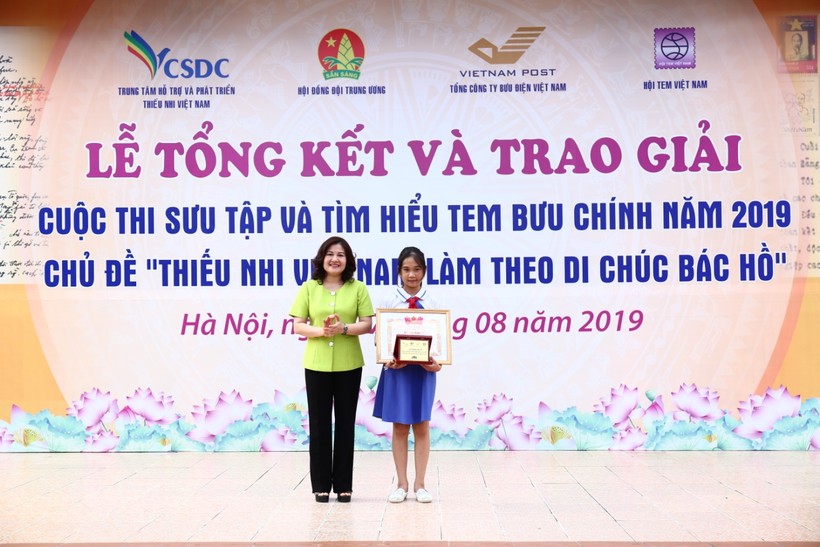 Thứ trưởng Bộ LĐTB&XH Nguyễn Thị Hà trao giải thưởng cho em Ngọc Bích đoạt giải đặc biệt cuộc thi