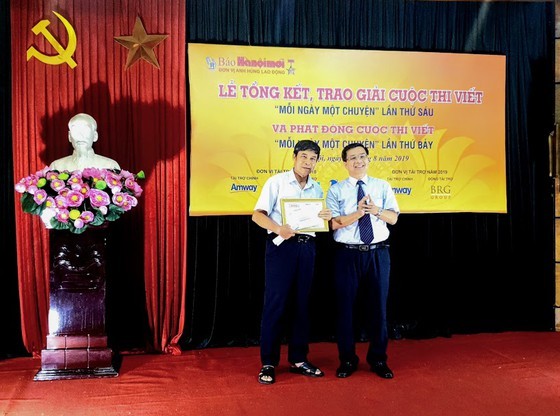 Tổng Biên tập Báo Hànộimới Nguyễn Hoàng Long trao giải cho tác giả đoạt giải nhất cuộc thi.