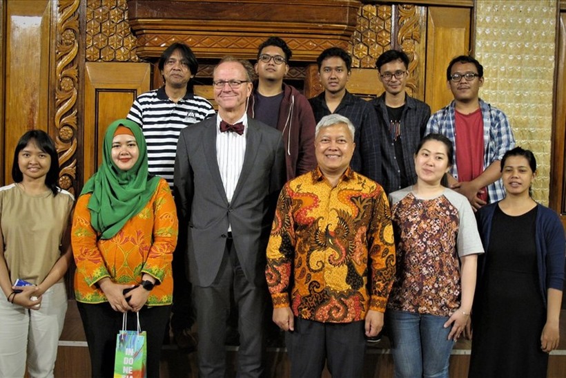 Ông Ibnu Hadi - Đại sứ Indonesia (người mặc áo vàng, hàng đầu) và ông Wilfried Eckstein – Giám đốc Viện Goethe VN tới thăm, cổ vũ các nghệ sĩ Indonesia.