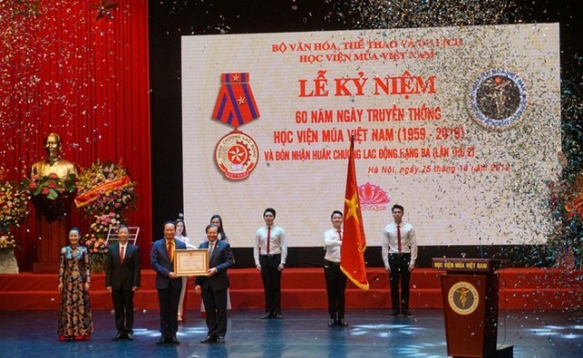 Thứ trưởng Tạ Quang Đông trao Huân chương Lao động hạng Ba cho tập thể lãnh đạo  Học viện Múa Việt Nam.

