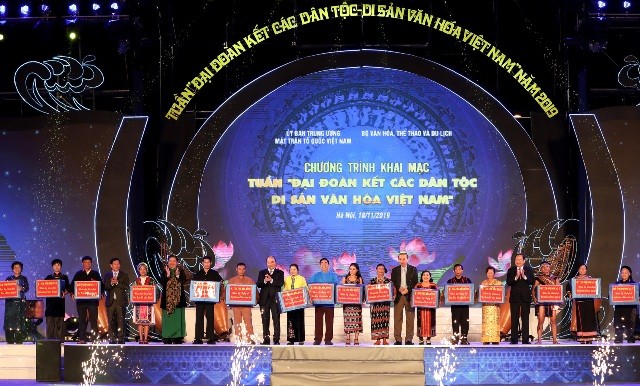 Thủ tướng Nguyễn Xuân Phúc và các đồng chí lãnh đạo Đảng, Nhà nước tặng quà đại diện cộng đồng các dân tộc tại Làng VH-DL các dân tộc Việt Nam.