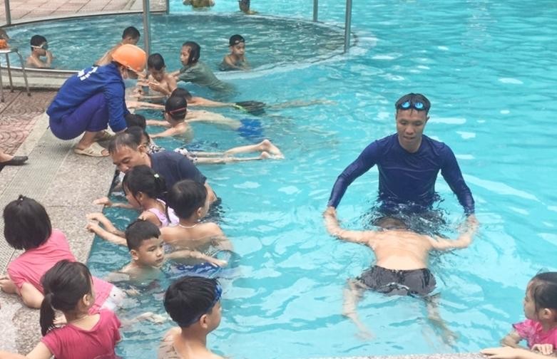 Nhiều học sinh các trường học tại thị xã Phú Thọ được học bơi trong hè