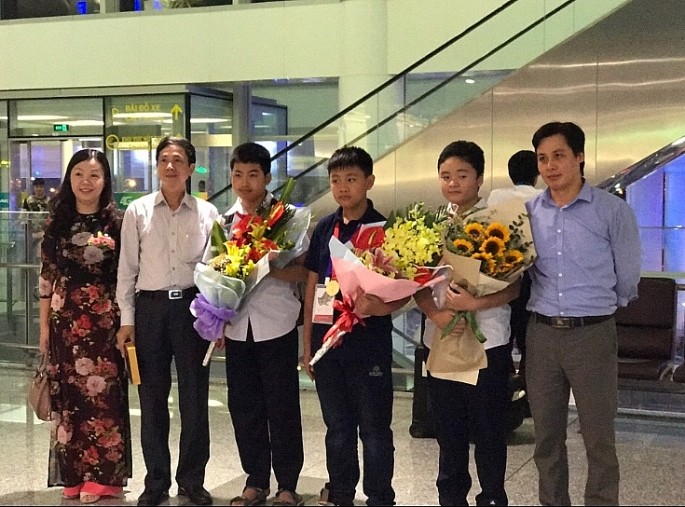 Thầy cô giáo Trường THCS Hồng Bàng đón Nguyễn Đình Kiên ở sân bay