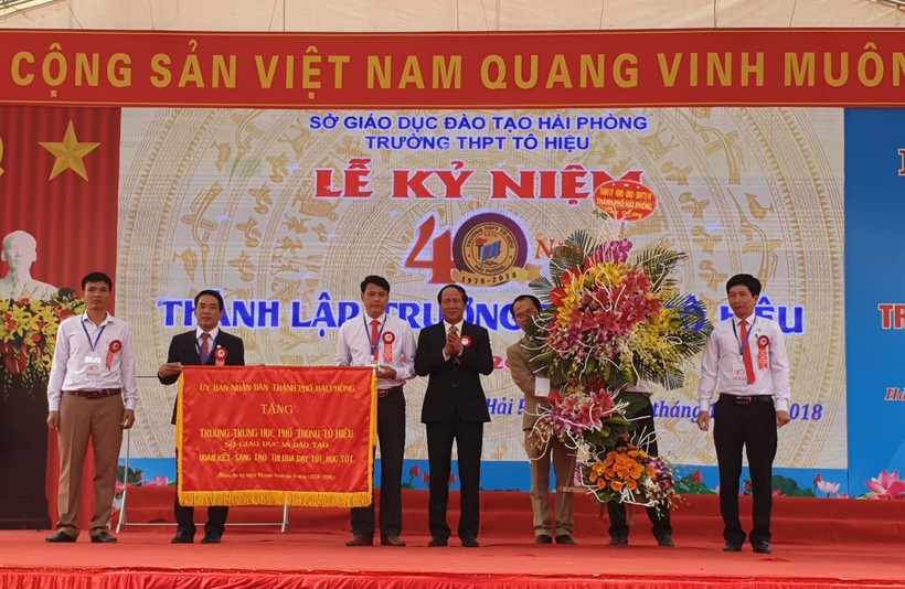 Ông Lê Văn Thành,Bí thư Thành ủy Hải Phòng tặng Cờ truyền thống cho Trường THPT Tô Hiệu 