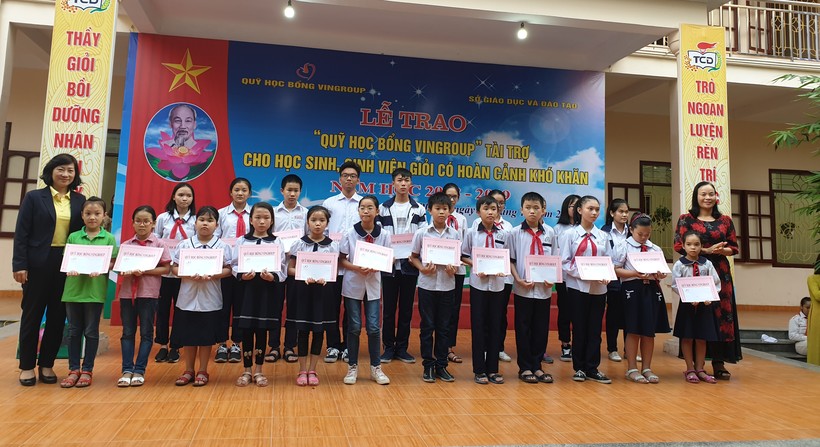 Lãnh đạo Sở GD&ĐT Hải Phòng cùng đại diện Tập đoàn Vingroup trao học bổng cho học sinh quận Lê Chân