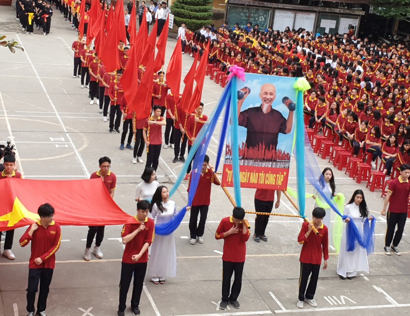 Màn diễu hành Khai mạc Hội khỏe Phù đổng Trường THPT Lê Hồng Phong
