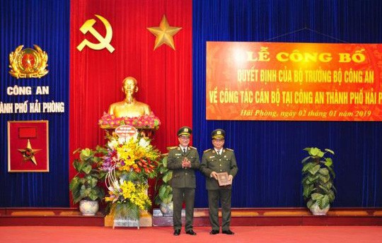Thượng tướng Nguyễn Văn Thành, Thứ trưởng Bộ Công an trao quyết định nghỉ công tác chờ chế độ hưu trí đối với Thiếu tướng Đỗ Hữu Ca, Giám đốc Công an TP. Hải Phòng
