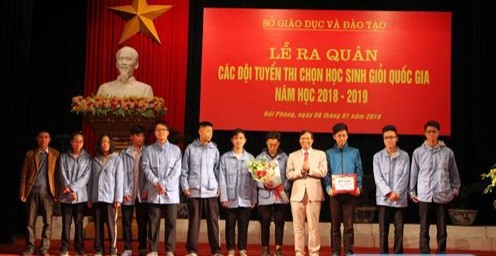 Ông Nguyễn Xuân Trường, Giám đốc Sở GD&ĐT Hải Phòng tặng hoa cho các học sinh tham dự kỳ thi HSG quốc gia năm học 2018- 2019