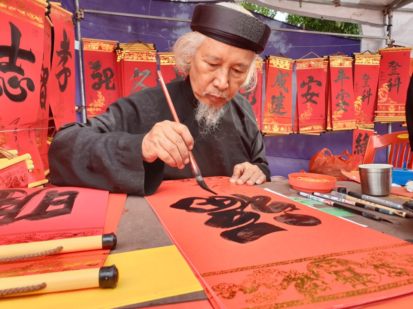 Ông đồ Lê Thiên Lý là một nghệ nhân thư pháp nổi tiếng của thành phố Hải Phòng