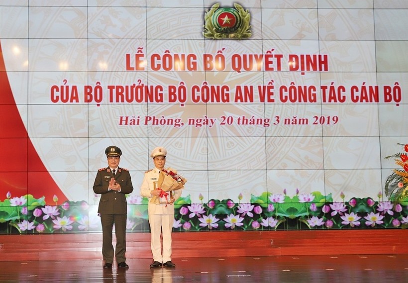 Thượng tướng, Thứ trưởng Bộ Công an Nguyễn Văn Thành trao quyết định bổ nhiệm Giám đốc Công an TP. Hải Phòng cho Đại tá Lê Ngọc Châu