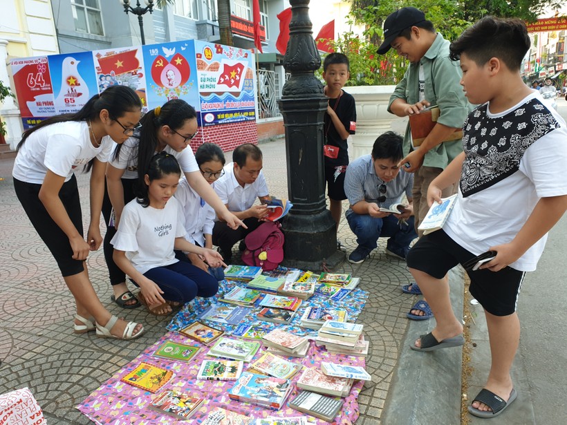 Gian hàng bán sách rất đặc biệt của nhóm học sinh lớp 5A3, Trường Tiểu học Lê Văn Tám (Lê Chân,  Hải Phòng).