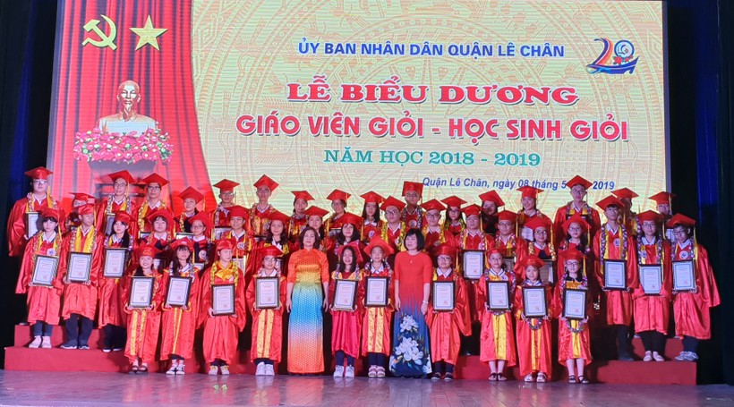 Lãnh đạo quận Lê Chân tặng thưởng HSG thành phố, quốc gia, quốc tế năm học 2018- 2019.