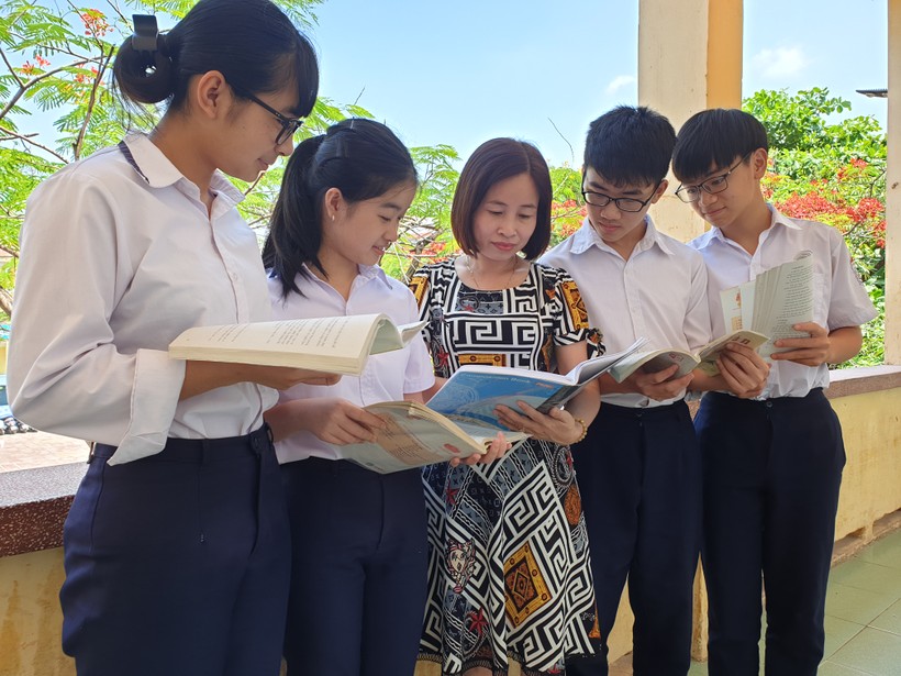 Cô giáo Cao Minh Hà  (GV Trường THCS An Đà, Ngô Quyền) giúp học trò giải đáp những thắc mắc về môn Ngữ Văn trước kỳ thi vượt cấp