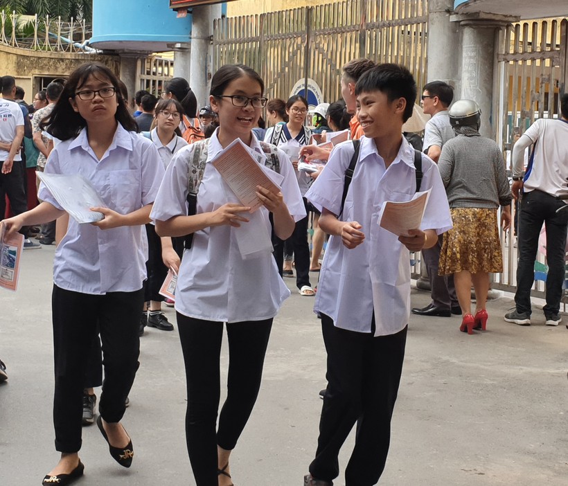 Sau môn thi Ngữ Văn vào sáng 5/6, đa phần thí sinh dự thi tại điểm thi Trường THPT Trần Nguyên Hãn rất phấn khởi, tự tin làm bài tốt. 