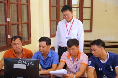 Thứ trưởng Lê Hải An xem xét khâu nhập điểm tại Hội đồng thi số 3 Sở GD&ĐT Hải Phòng (ảnh Bá Hải)