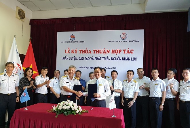 Trường ĐH Hàng hải Việt Nam và Cty TNHH Một thành viên Tổng Cty Tân Cảng Sài Gòn cùng nhau tiến hành ký kết thỏa thuận hợp tác