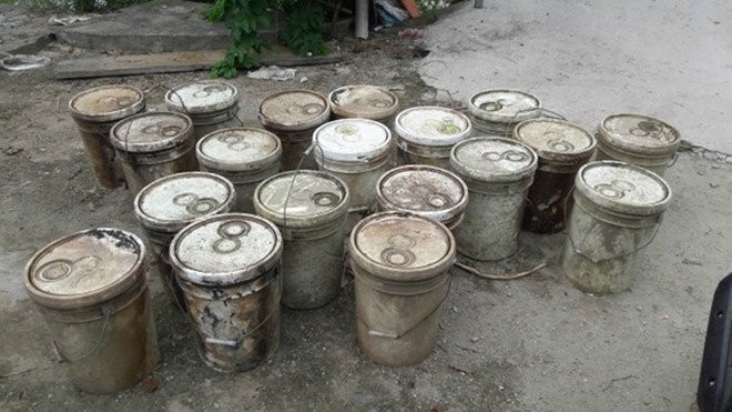 27 thùng hóa chất bị thả trôi tại kênh Hòa Bình (đoạn thuộc địa phận quận Dương Kinh)