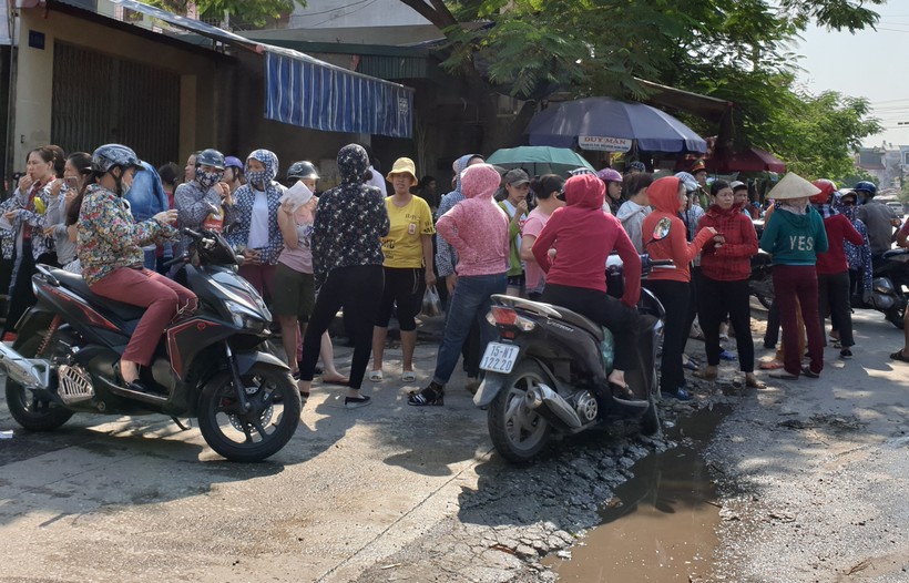 Hàng nghìn công nhân công ty TNHH KaiYang Việt Nam tập trung trước cổng công ty để mong mỏi đòi quyền lợi 