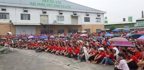 Hơn 1.800 công nhân Cty KaiYang đến gặp gỡ ban lãnh đạo mới của Cty và quyết tâm sẽ quay lại làm việc vào ngày 20/8