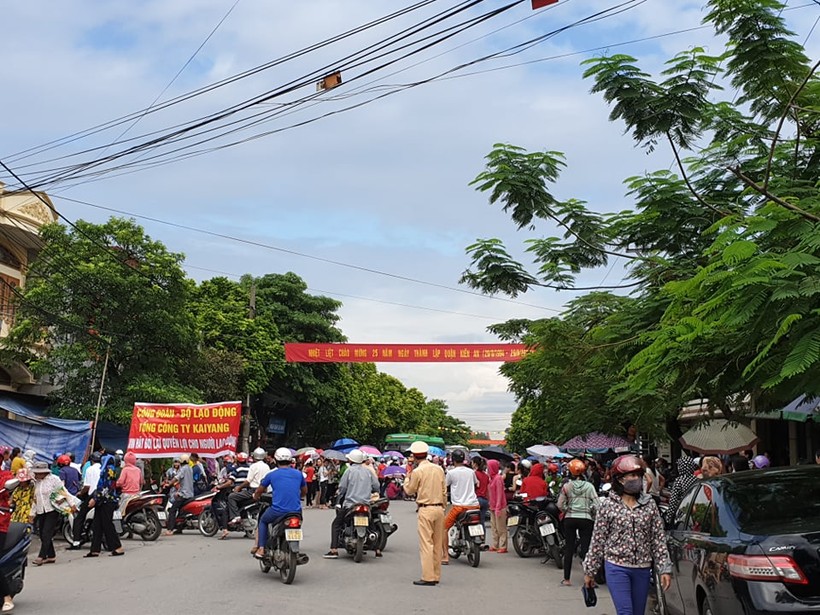 Hàng nghìn công nhân Cty KaiYang tràn xuống đường khiến giao thông ách tắc