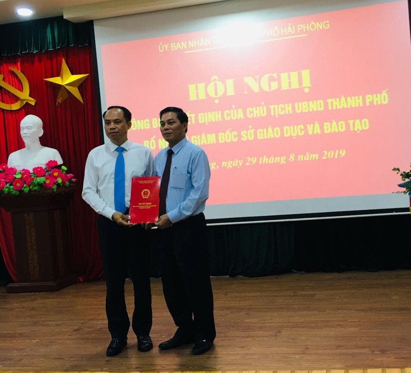 Chủ tịch UBND thành phố Hải Phòng Nguyễn Văn Tùng trao Quyết định bổ nhiêm Giám đốc Sở GD&ĐT Hải Phòng cho ông Lê Quốc Tiến