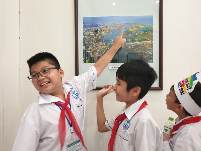 Các em học sinh thích thú ngắm bức ảnh cầu Hoàng Văn Thụ.