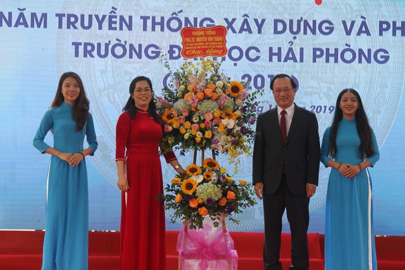 Thượng tướng Nguyễn Văn Thành- Ủy viên Ban Chấp hành Trung ương Đảng, Thứ trưởng Bộ Công an tặng hoa chúc mừng trường Đại học Hải Phòng 