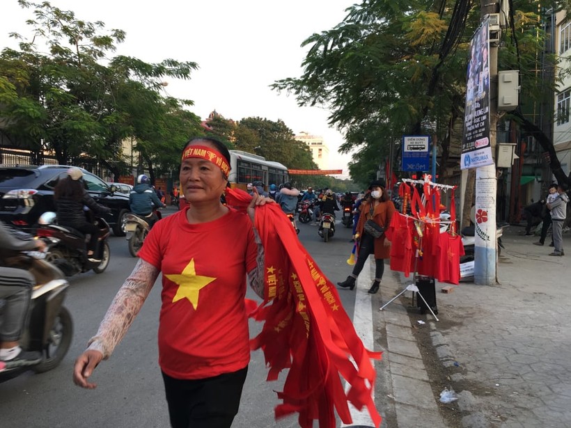 Đường phố Hải Phòng thêm sôi động trước băng rôn, khẩu hiệu và áo màu cờ đỏ sao vàng của người hâm mộ cổ vũ cho U22 Việt Nam