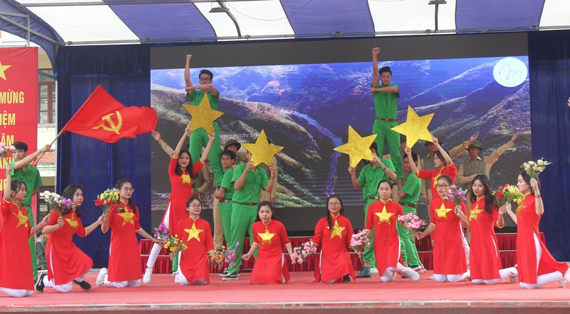Gần 1.500 học sinh trường THPT Lê Quý Đôn hào hứng với chuyên đề "Tổ quốc và những người lính" 