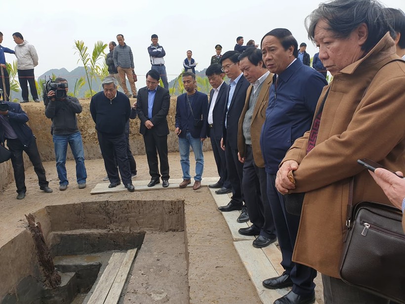 Lãnh đạo UBND thành phố Hải Phòng cùng các nhà khoa học thăm bãi cọc nghìn năm tuổi được phát hiện tại xã Liên Khê, huyện Thủy Nguyên, TP. Hải Phòng