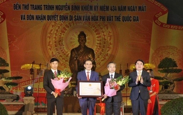 Lãnh đạo thành phố Hải Phòng trao Quyết định công nhận Di sản văn hóa phi vật thể Quốc gia Lễ hội đền thờ Trạng Trình Nguyễn Bỉnh Khiêm cho UBND huyện Vĩnh Bảo.