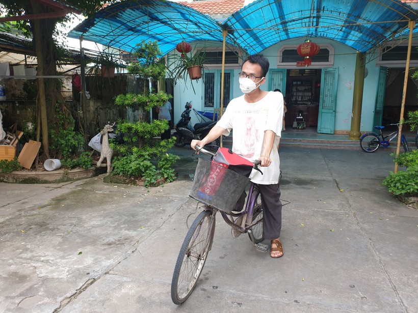 Với chiếc xe đạp cũ, Dương vượt hơn 30 km đường để đến điểm thi