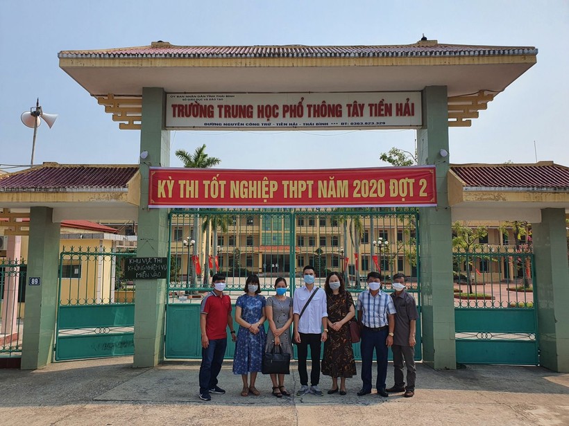 Thủy cùng các thầy cô giáo Trường THPT Nguyễn Trãi chụp hình lưu niệm trước khi vào làm thủ tục dự thi.