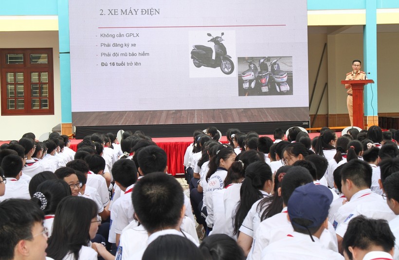 Học sinh Trường THCS Trần Phú được cán bộ Phòng Cảnh sát giao thông, Công an TP tuyên truyền về ATGT 