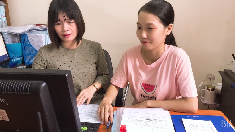 Cô Bùi Thị Uyên (áo ghi), Trường THPT Kiến An hướng dẫn học sinh điều chỉnh nguyện vọng