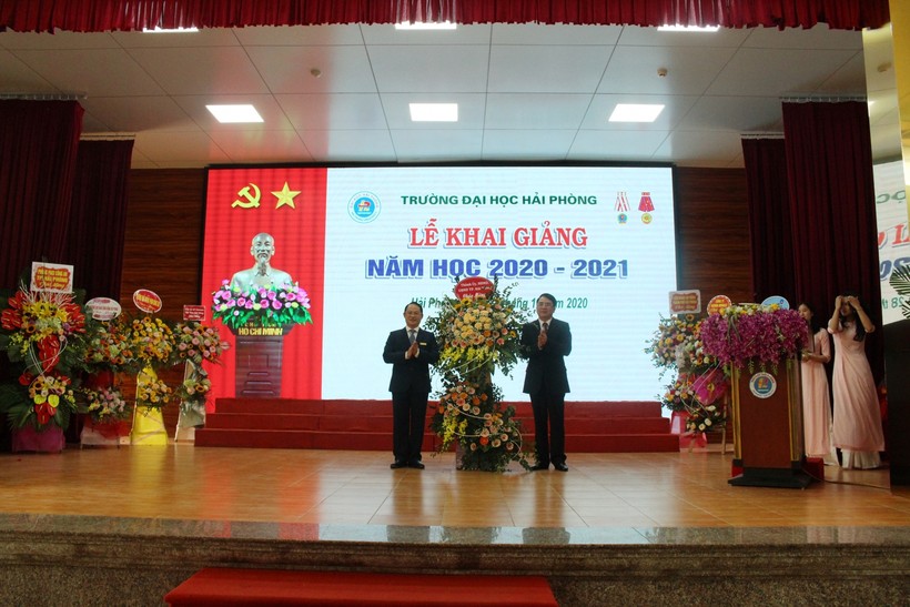 Ông Lê Khắc Nam - Phó Chủ tịch UBND TP Hải Phòng tặng hoa chúc mừng Trường ĐH Hải Phòng trong lễ khai giảng.