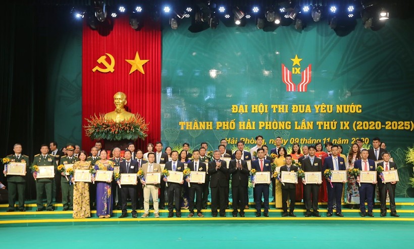 Các đại biểu được khen thưởng trong Đại hội