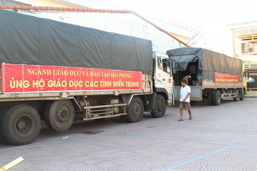 Hai chiếc xe chất đầy vật phẩm là tấm lòng của thầy và trò ngành GD Hải Phòng gửi yêu thương tới ngành GD các tỉnh miền Trung gặp thiên tai