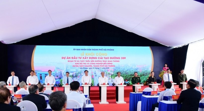 Thủ tướng Chính Phủ Nguyễn Xuân Phúc cùng các đại biểu nhấn nút khởi công dự án.